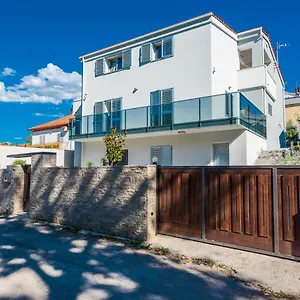 apartments-ena-zadar.hotelinzadar.com/